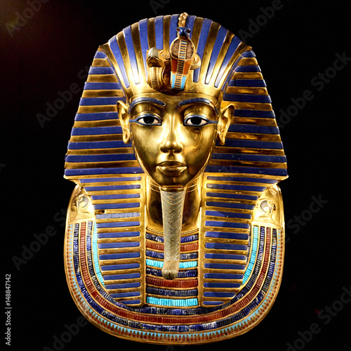 Replika maski grobowej Tutanchamona. Pojedynczo na czarnym tle. Taki sam lub bardzo podobny do oryginału