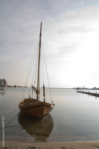 Stara łódź żaglowa przy nabrzeżu