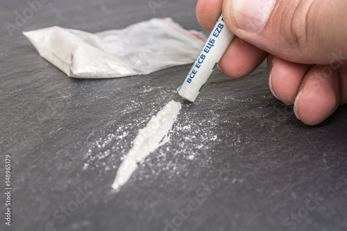 Line Kokain ziehen und schnupfen