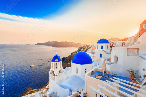 Piękna Santorini zmierzchu sceneria, tradycyjna biała architektura, Santorini wyspa, Oia wioska, Grecja, Europa. Santorini jest znanym i popularnym letnim kurortem romantycznym.