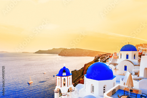 Piękna Santorini zmierzchu sceneria, tradycyjna biała architektura, Santorini wyspa, Oia wioska, Grecja, Europa. Santorini jest znanym i popularnym letnim kurortem romantycznym.