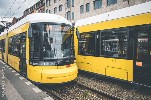 Berlin tramwaj miejski, pociąg elektryczny na ulicy przy ul. Warschauer w Berlinie