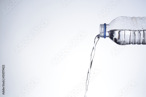 Vertiendo agua de una botella de plástico
