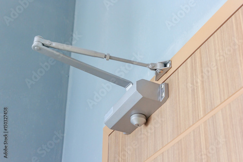 Automatic hydraulic device, leaver hinge door closer holder, detail