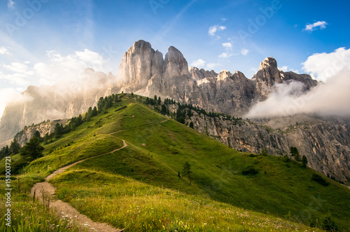 Sentiero con vista del Gruppo Sella dal passo Gardena, Val Gardena, Ortisei, Dolomiti, Italia