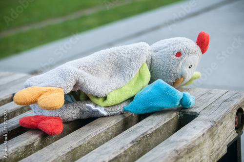 doudou oublié sur un banc en ville