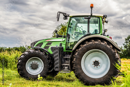 Großer Traktor auf einer Wiese