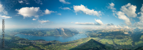 Schweizer Alpen Panorama mit Blick auf Thun, den Thunersee, das Schweizer Mittelland, Interlaken und Eiger, Mönch und Jungfrau