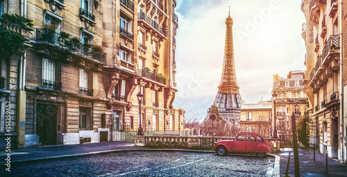Wieża Eiffla w Paryżu z małej ulicy