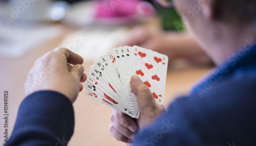 Senioren Hände beim Kartenspiel Häusliche Altenpflege