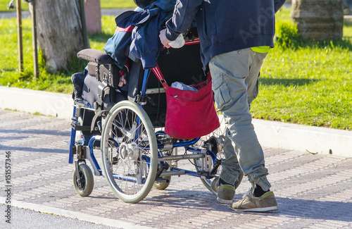 invalido su una sedia a rotelle