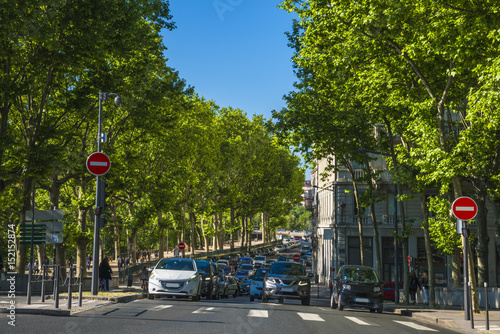 Lyon/vue de rue avec circulation