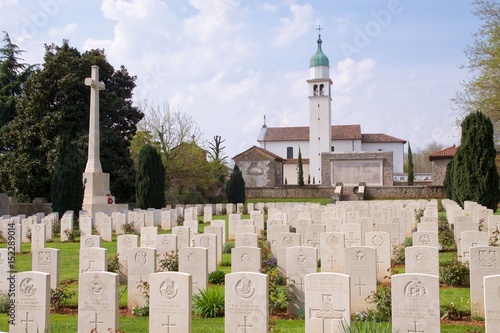 Cimitero Inglese Grande Guerra di Giavera del Montello - tombe con chiesa