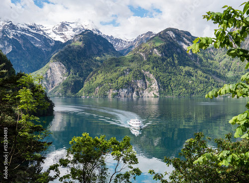 Idyllische Natur mit Schiff, Urnersee, Vierwaldstättersee, Uri, Schweiz