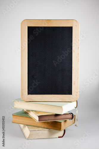 Schreibtafel auf einem Stapel von Büchern