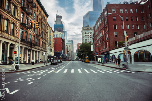 Miasto Nowy Jork uliczna droga na Manhattan przy lato czasem. Miastowy dużego miasta życia pojęcia tło.