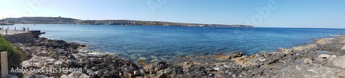 Skalisty brzeg morza śródziemnego na Malcie