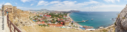 Вид со смотровой площадки Судакской Генуэзской крепости на отели, Судакскую бухту и море в Крыму