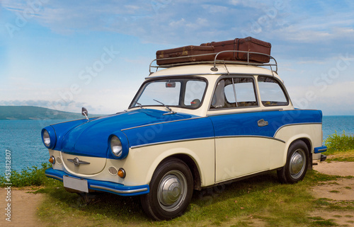 trabant oldtimer im urlaub am strand