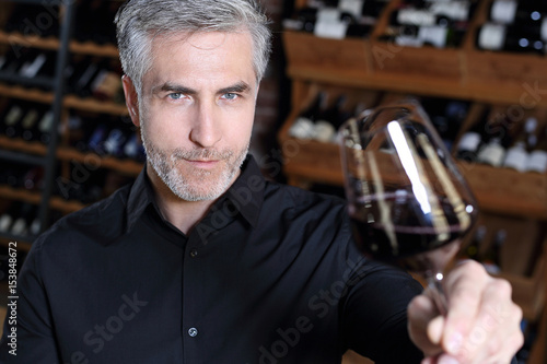 Sommelier w restauracji ocenia rocznik wina Wino czerwone, degustacja 