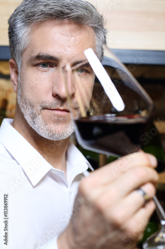 Sommelier w restauracji ocenia rocznik wina 
