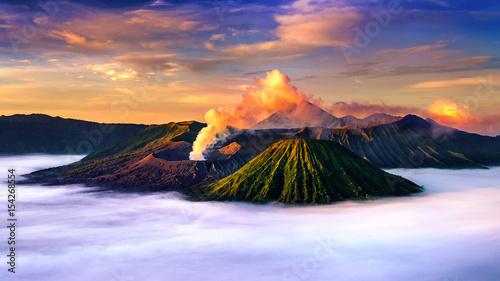 Wspina się Bromo wulkan podczas wschodu słońca od punktu widzenia na górze Penanjakan w Bromo Tengger Semeru parku narodowym, Wschodni Jawa, Indonezja (góra Bromo).