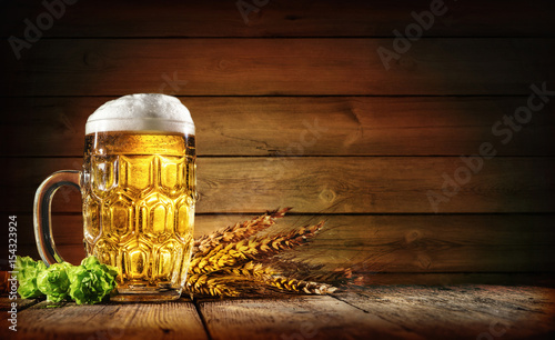 Oktoberfest Bier auf einem rustikalem Hintergrund