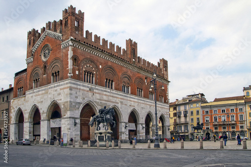 palazzo gotico il gotico palazzo comunale a piacenza in piazza cavalli emilia romagna italia europa da visitare per turismo italy europe