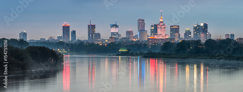 Nocna panorama panoramę Warszawy, Polska, nad Wisłą w ​​nocy