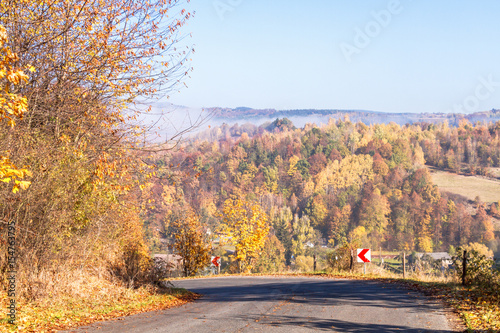 zakręt na drodze na jesień