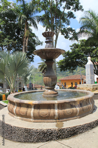 Fuente del parque principal. Titiribí, Antioquia, Colombia.