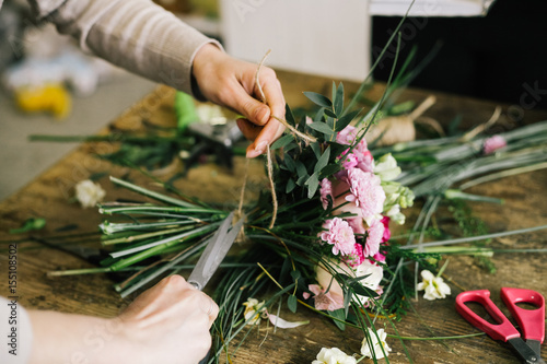 Девушка флорист собирает красивый букет girl florist makes a beautiful bouquet