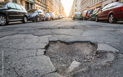 Schlagloch in der Stadt - Kaputte Strassen