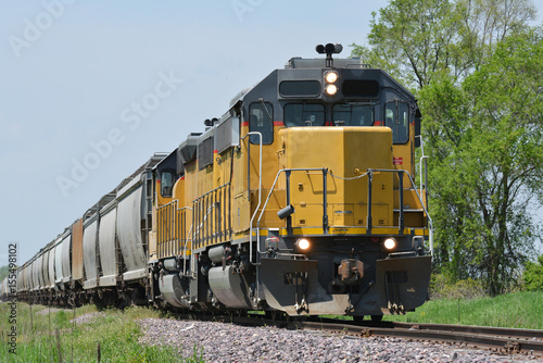 lokomotywa pociągu towarowego z ładunkiem