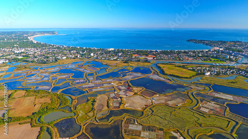 Vue aérienne de La Baule Escoublac depuis les marais salants de Guérande, Loire Atlantique, France