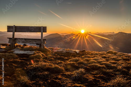 Berglandschaft mit Sitzbank während dem Sonnenaufgang