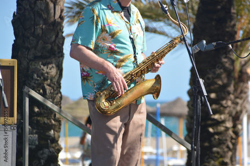 músico tocando un saxofón