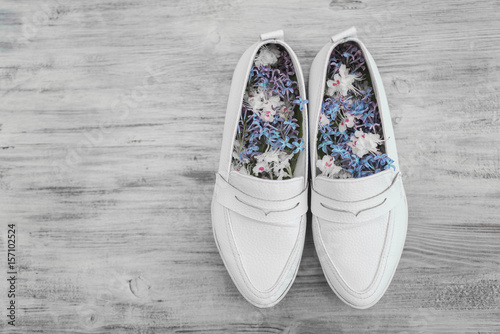 Women's white shoes and insole of flowers
