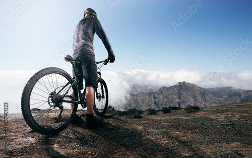 Mountainbiker auf Berggipfel