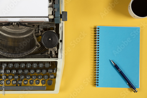 maszyna do pisania na żółtym tle
