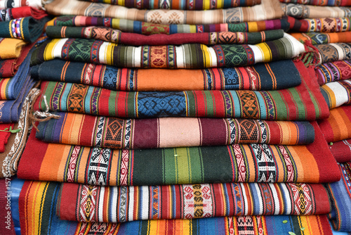 Tissus indiens au marché inca de Pisac au Pérou