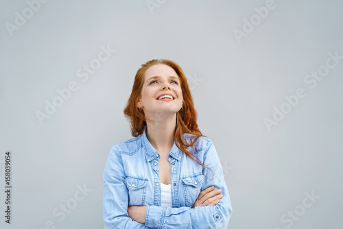 frau schaut mit einem lachen nach oben