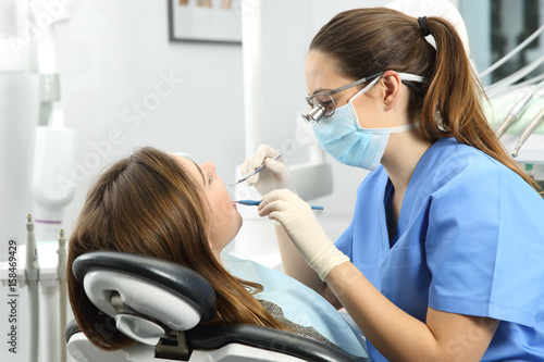 Dentysta bada zęby pacjenta