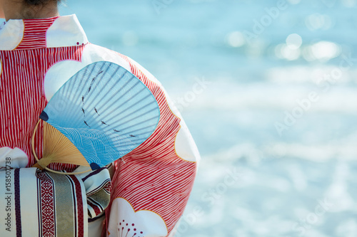 海と浴衣女性