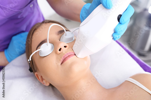 Depilacja laserowa wąsika. Kobieta w klinice medycyny estetycznej.