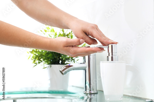 Czyste ręce, mycie dłoni w łazience.Kobieta myje dłonie pod wodą