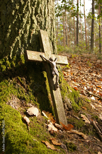 droga krzyżowa - wielki post - krzyż - stary drewniany krzyż w lesie jesienią - kościół - jezus na krzyżu