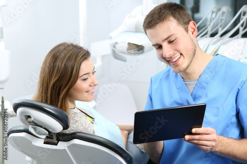 Dentist and patient commenting treatments in a tablet