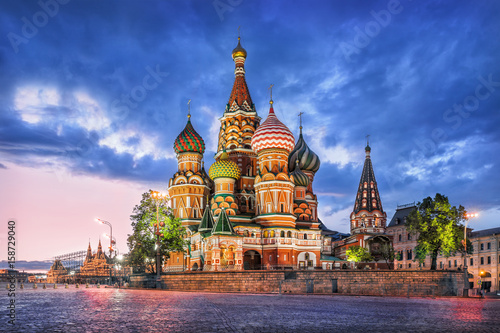 Собор и туча St. Basil's Cathedral and a blue cloud