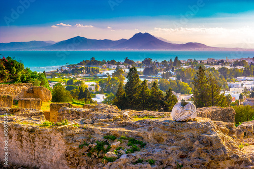 Widok ze wzgórza Byrsa ze starożytnymi pozostałościami Kartaginy i krajobrazem. Tunis, Tunezja.